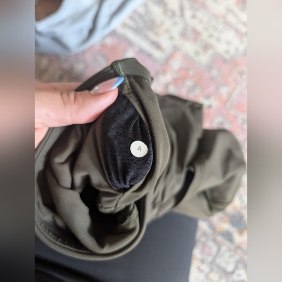 Lululemon crop Size 4 - Picture 2 of 6